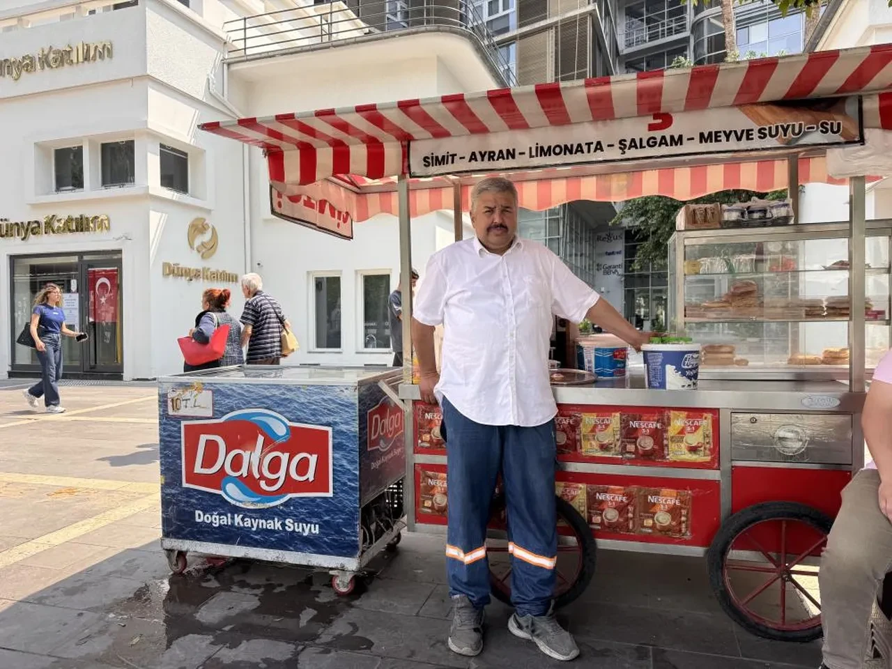 Seyyar satıcıdan çarpıcı 1 Mayıs sözleri: "İşçi bayramında en çok işçiler çalışıyor"