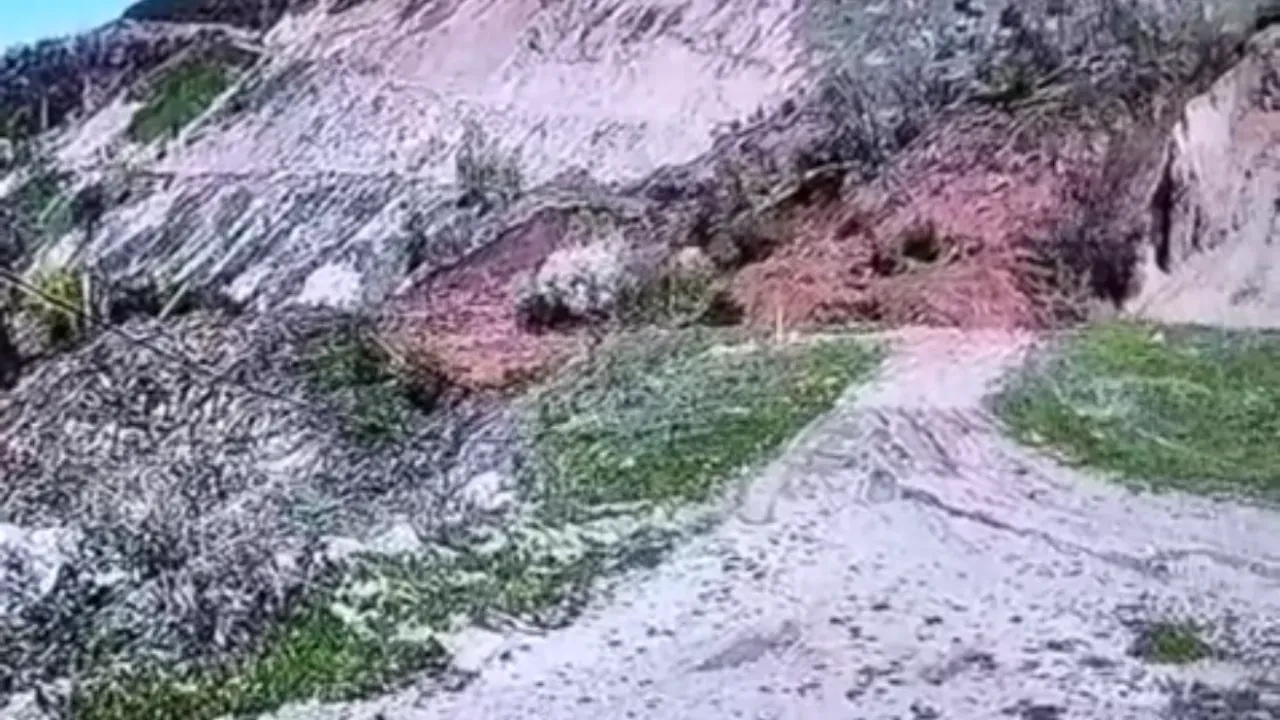 Aşırı yağış heyelan getirdi! Toprak kayması anı kameralarca kaydedildi