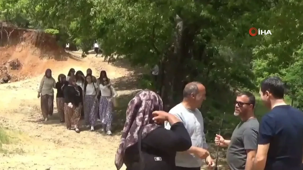 Evlenmek isteyenlerin gittiği adres: Genç kızlar ve erkekler kısmetini Aşıklar Sokağı’nda buluyor