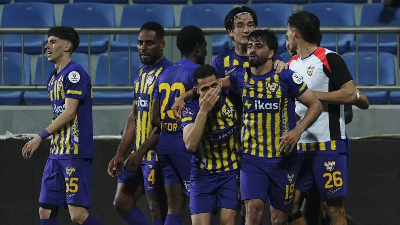 Eyüpspor 4-0 kazanarak lige tutundu! İstanbul ekibi, Çaykur Rizespor'u mağlup etti