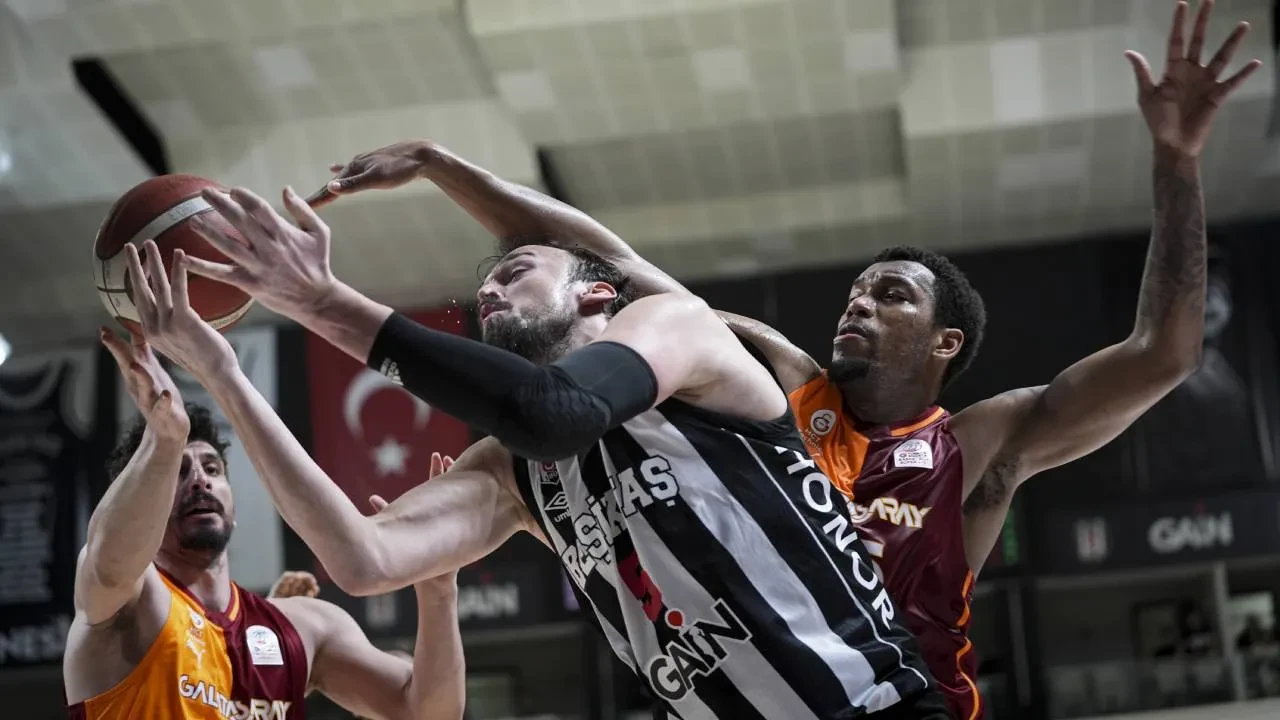 Galatasaray derbide Beşiktaş'ı mağlup etti! Sarı-kırmızılılardan 89-82'lik galibiyet