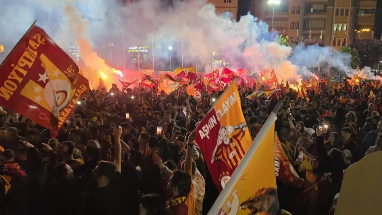 Fenerbahçeli taraftarlar Galatasaray'ın şampiyonluk kutlamalarında