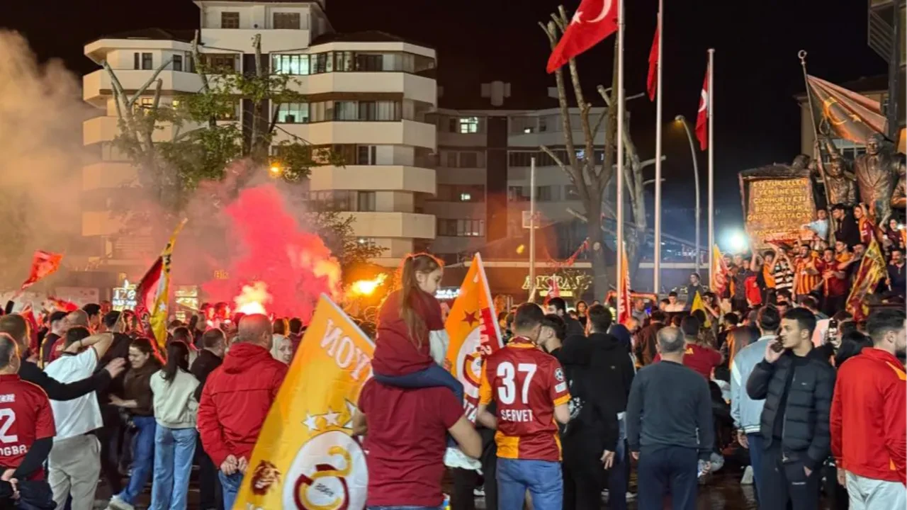 Fenerbahçeli taraftarlar Galatasaray'ın şampiyonluk kutlamalarında