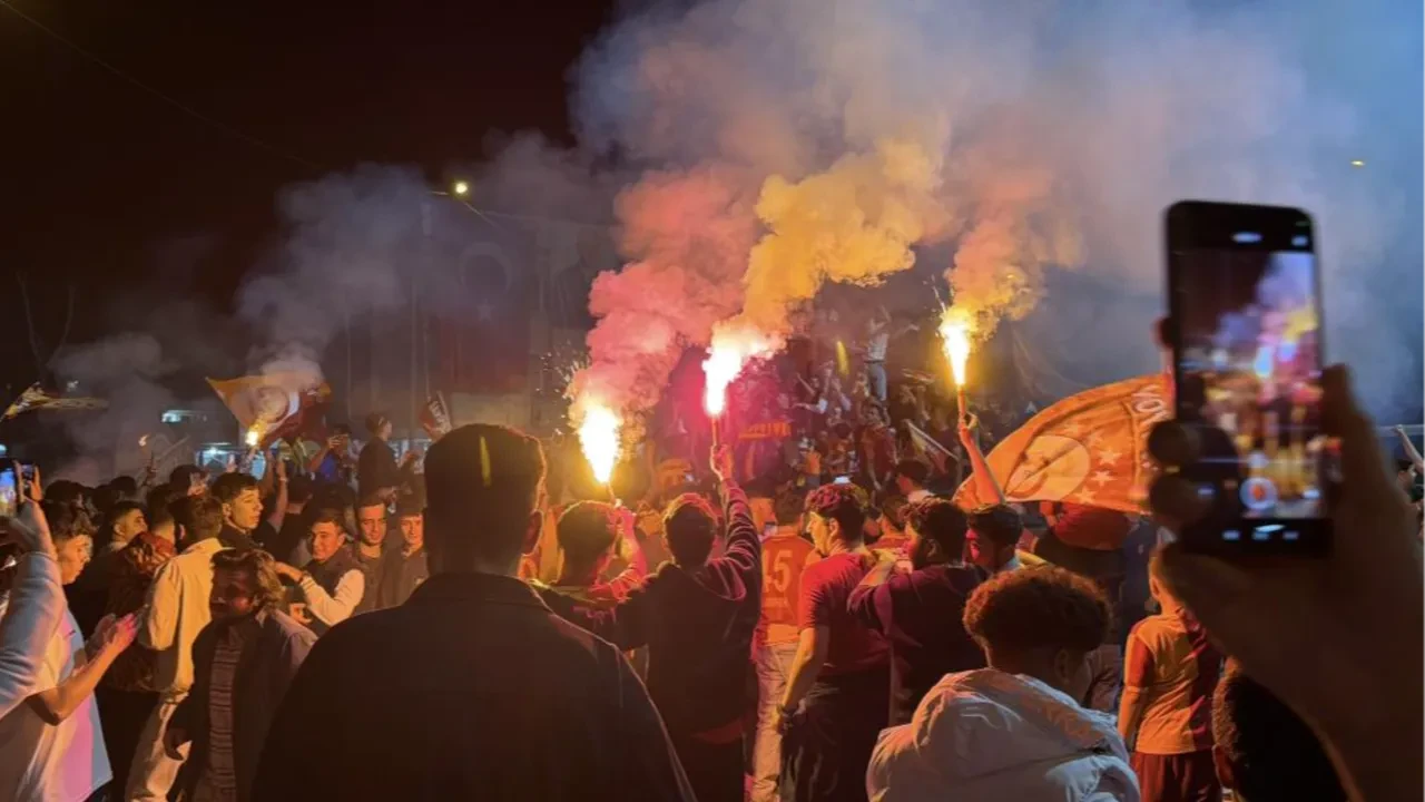 Fenerbahçeli taraftarlar Galatasaray'ın şampiyonluk kutlamalarında