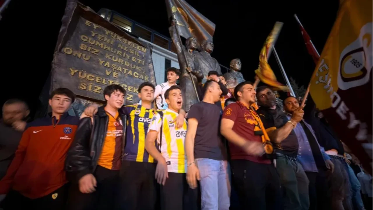 Fenerbahçeli taraftarlar Galatasaray'ın şampiyonluk kutlamalarında