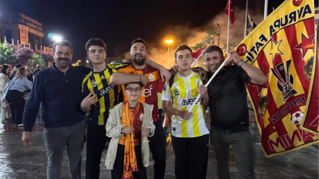 Fenerbahçeli taraftarlar Galatasaray'ın şampiyonluk kutlamalarında