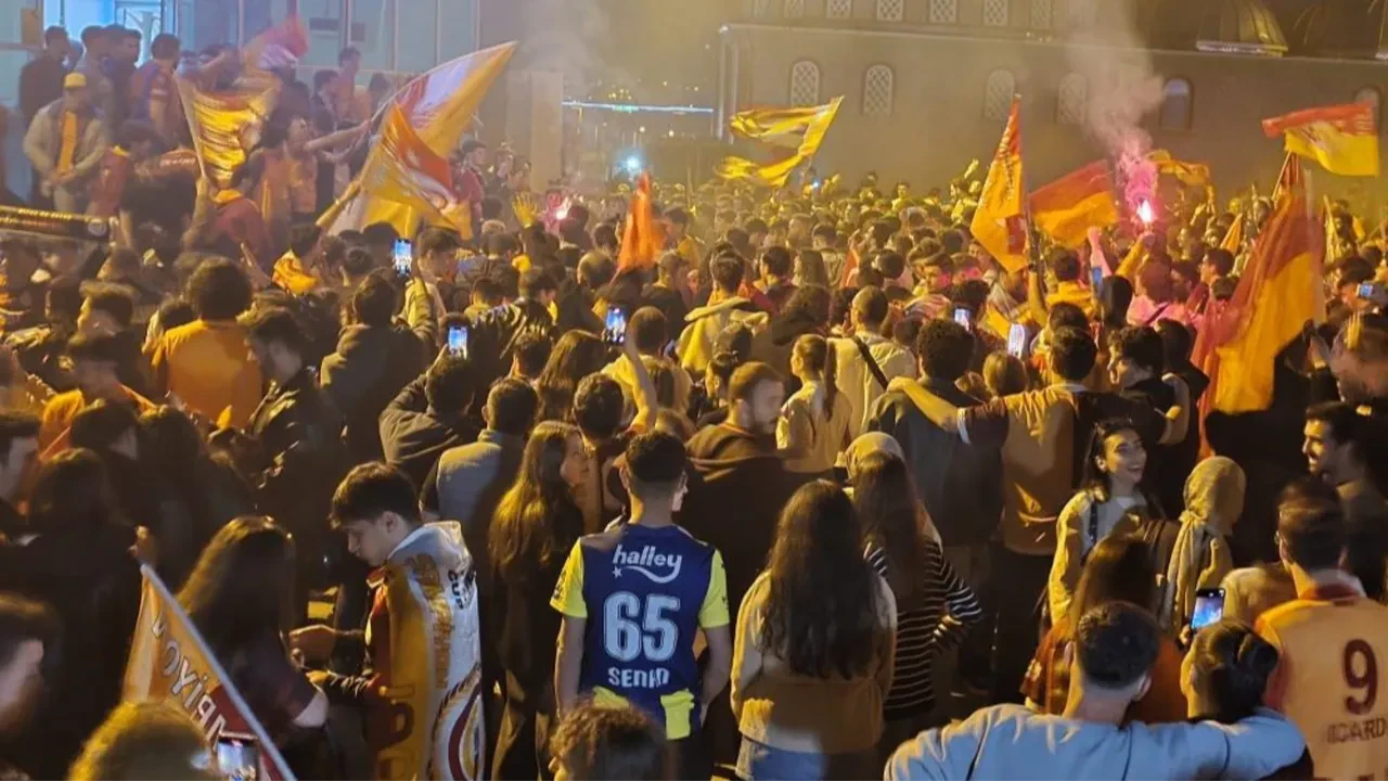Fenerbahçeli taraftarlar Galatasaray'ın şampiyonluk kutlamalarında