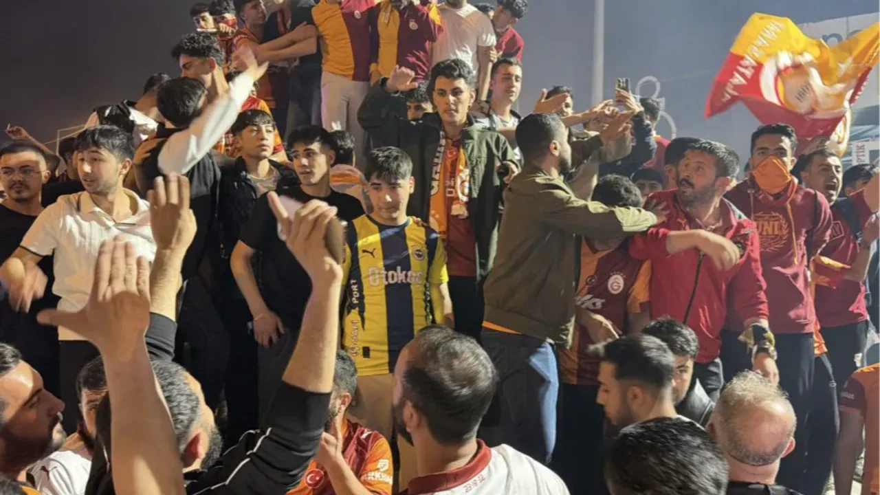 Fenerbahçeli taraftarlar Galatasaray'ın şampiyonluk kutlamalarında