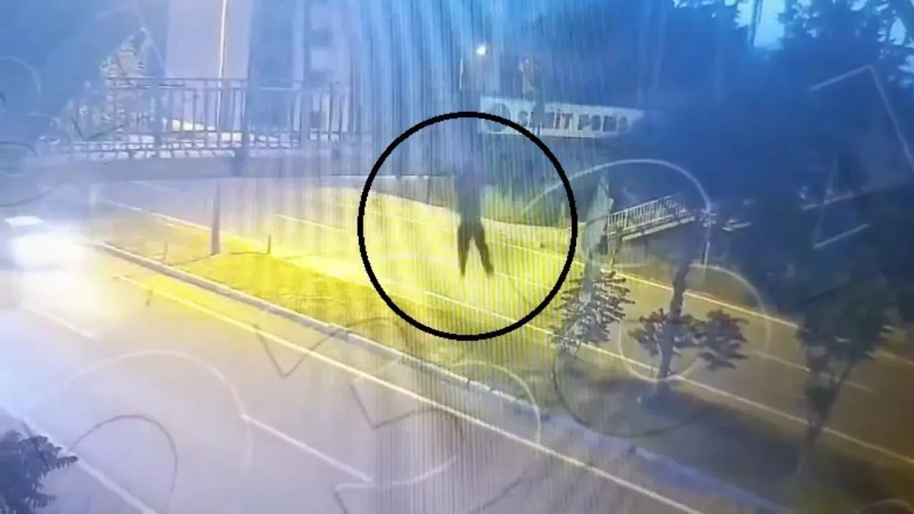 Hatay'da üst geçitten atlayan çocuğa araba çarptı