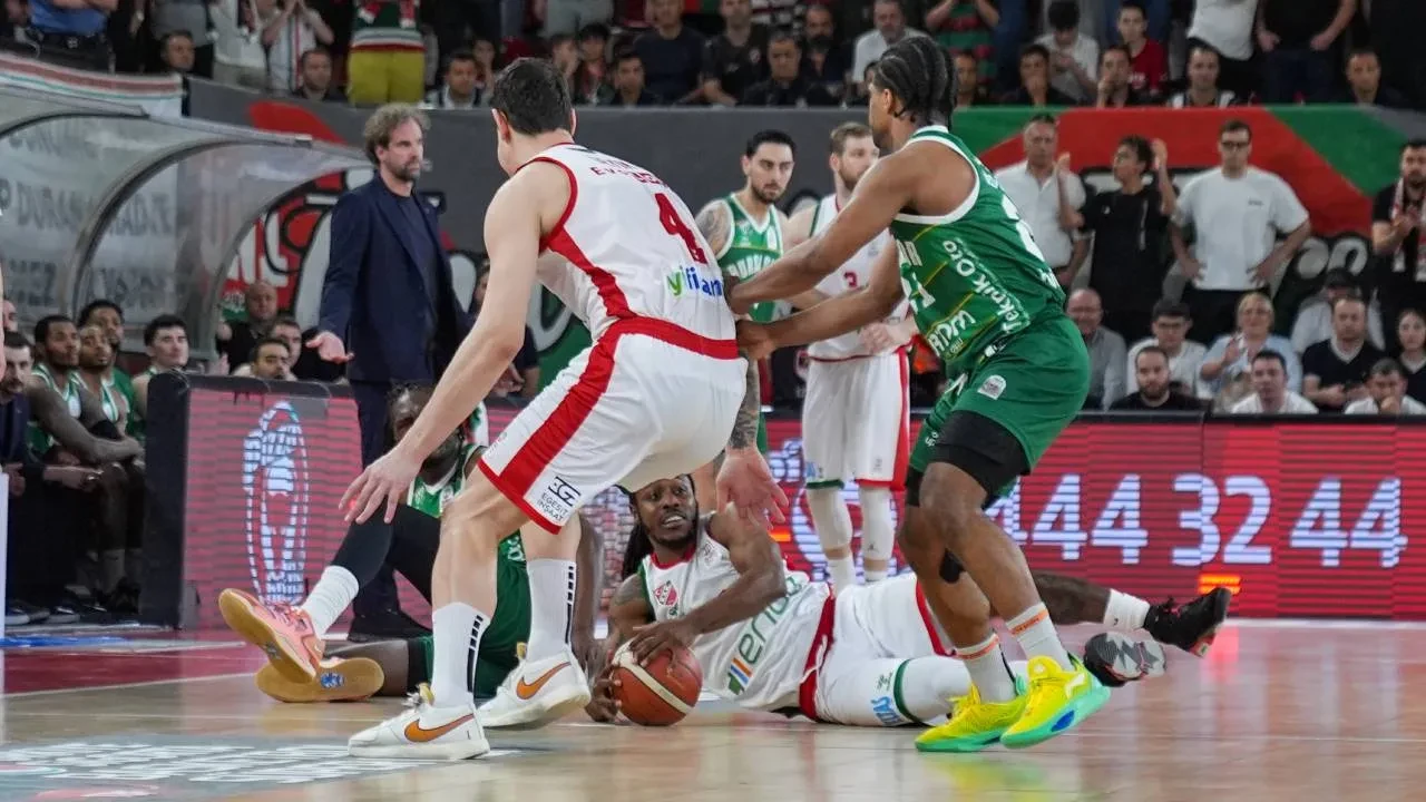 Karşıyaka'da "son saniye" mucizesi! İzmir ekibi Basketbol Süper Ligi'ne tutundu