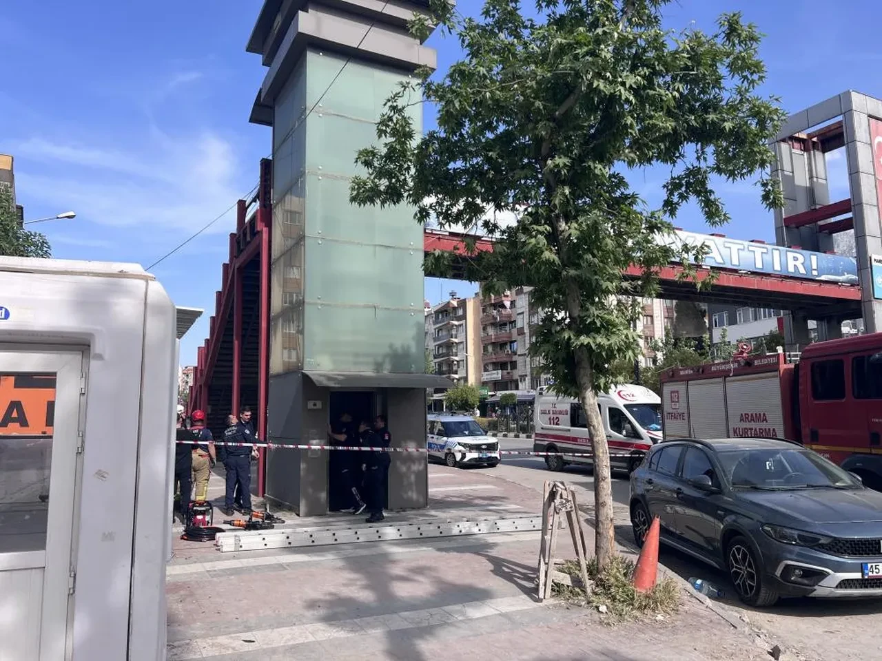 Manisa'da acı olay! Üst geçit asansöründe sıkışan genç baba hayatını kaybetti