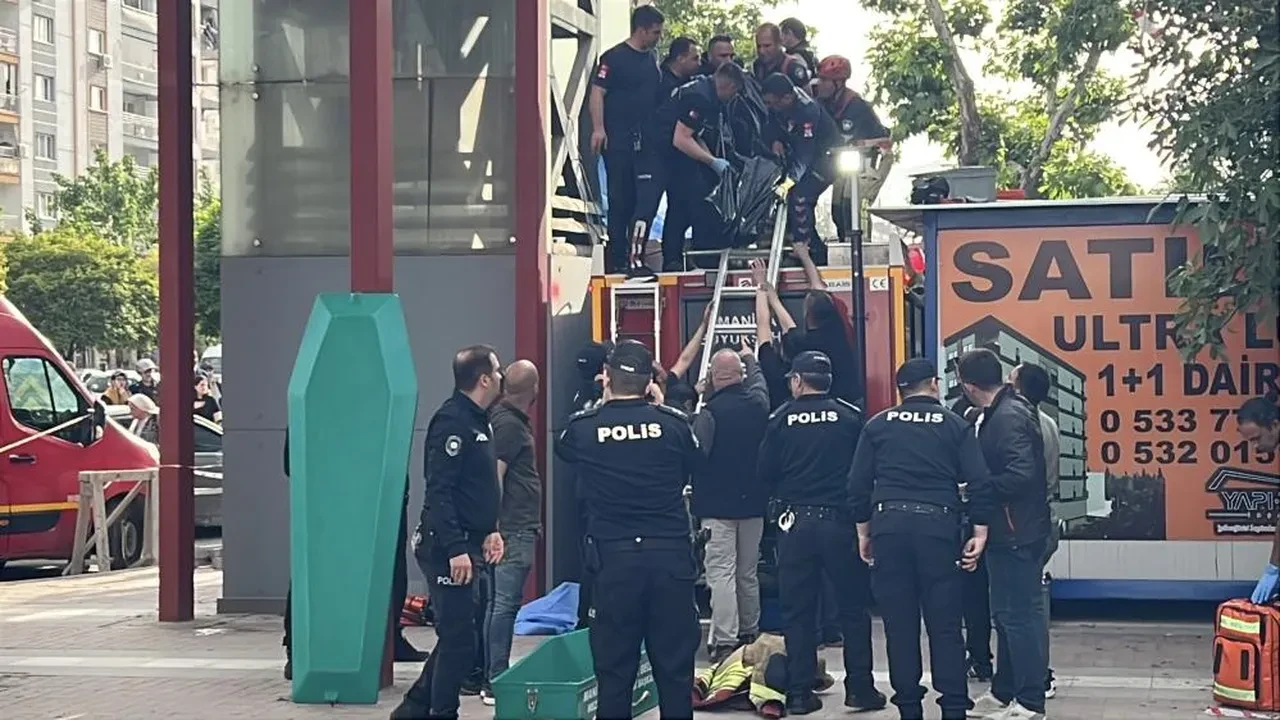 Manisa'da acı olay! Üst geçit asansöründe sıkışan genç baba hayatını kaybetti