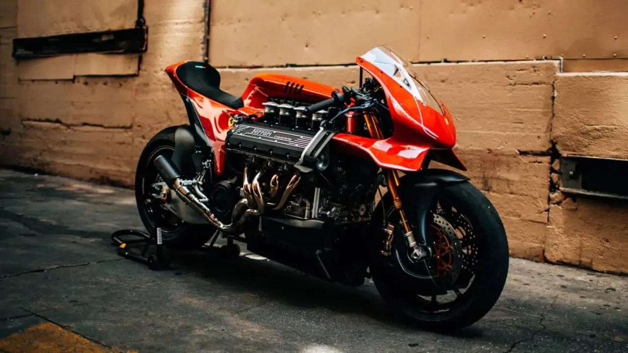Motosiklet değil adeta bir canavar! Ferrari V8 motorlu şaheserin fiyatı dudak uçuklattı