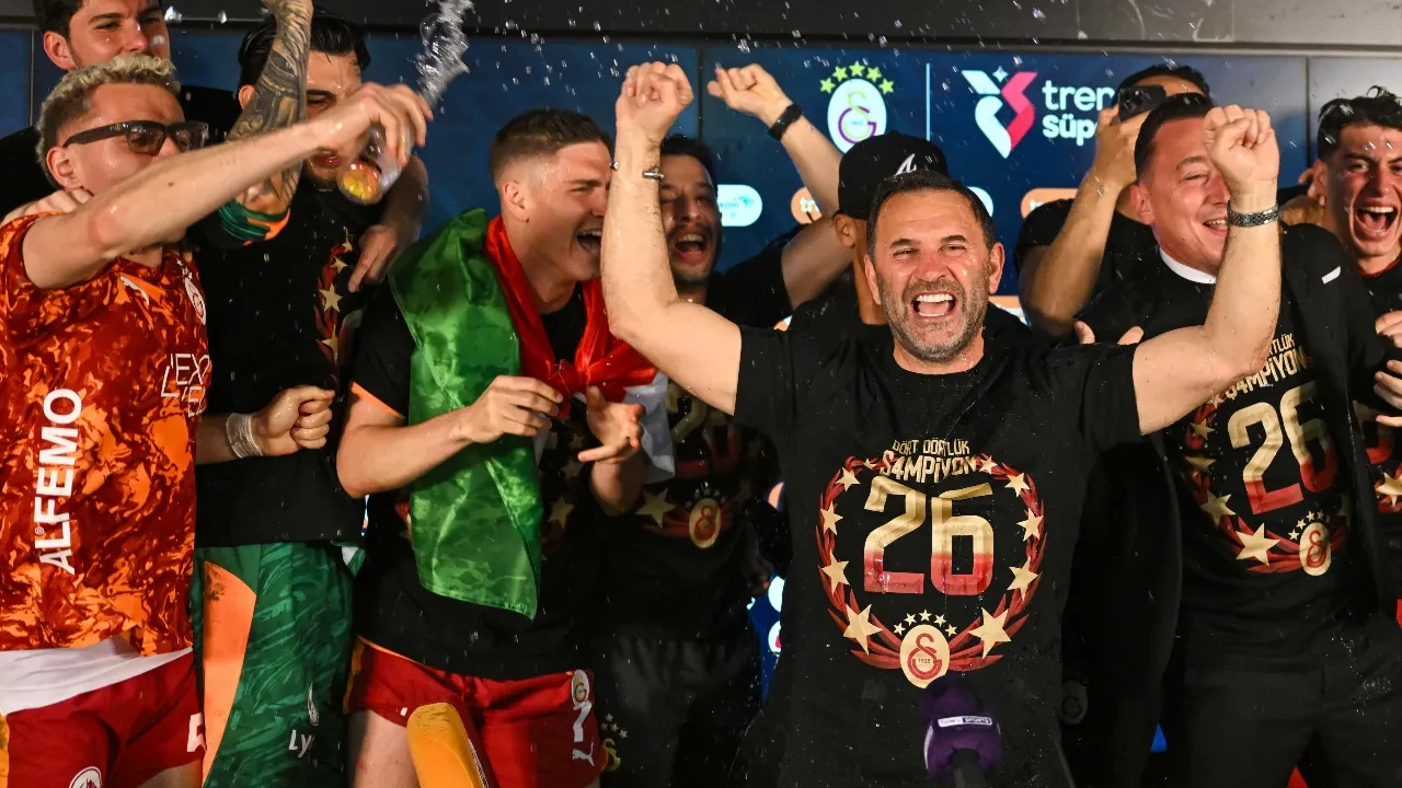 Okan Buruk'un basın toplantısında sulu kutlama! Galatasaraylı futbolculardan şampiyonluk coşkusu