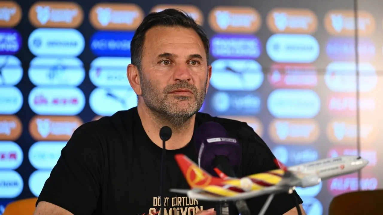 Okan Buruk'un basın toplantısında sulu kutlama! Galatasaraylı futbolculardan şampiyonluk coşkusu