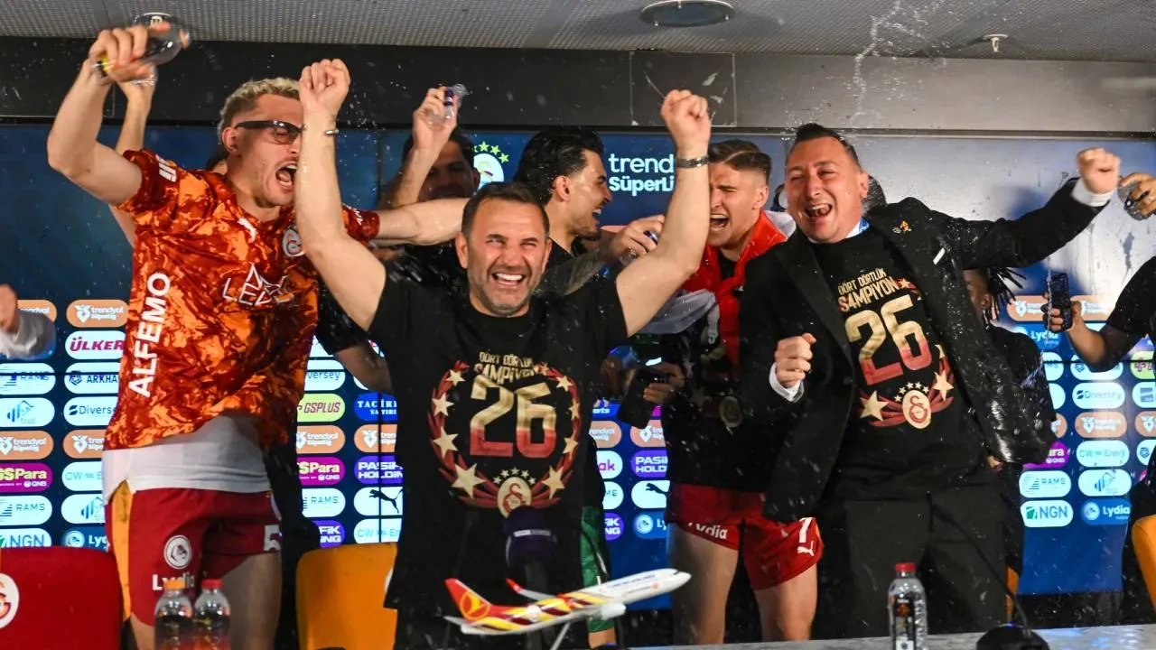 Okan Buruk'un basın toplantısında sulu kutlama! Galatasaraylı futbolculardan şampiyonluk coşkusu