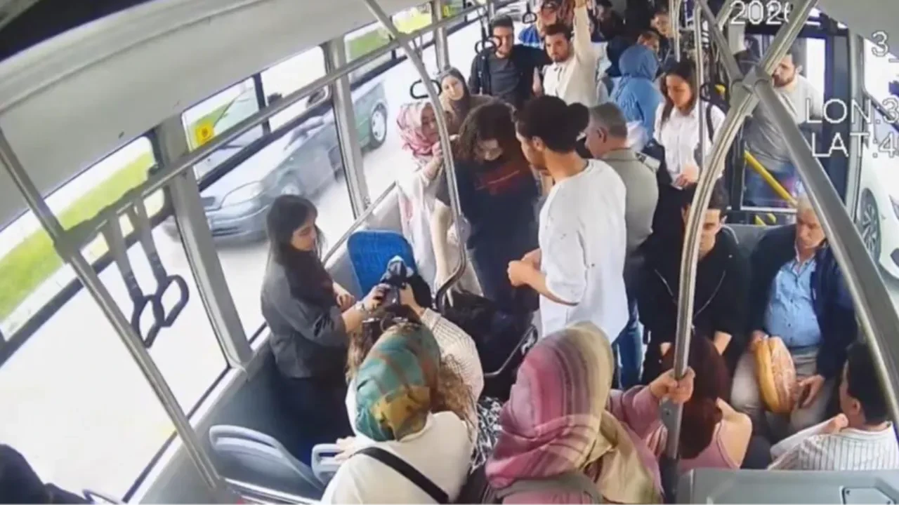 Otobüsteki panik dolu anlar! Yolcu rahatsızlandı, şoför zamanla yarıştı