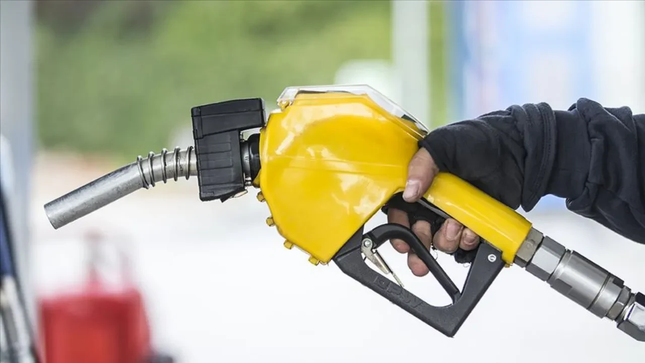 Petrol yokuş aşağı, etiketler sil baştan! İstanbul, Ankara ve İzmir güncel akaryakıt fiyatları belli oldu