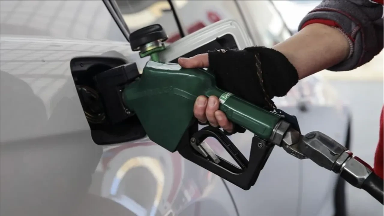 Petrol yokuş aşağı, etiketler sil baştan! İstanbul, Ankara ve İzmir güncel akaryakıt fiyatları belli oldu