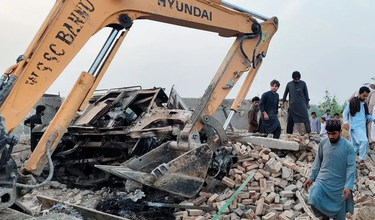 Polis noktasını hedef aldılar! Pakistan'da bomba yüklü araçla saldırı: Çok sayıda kişi hayatını kaybetti