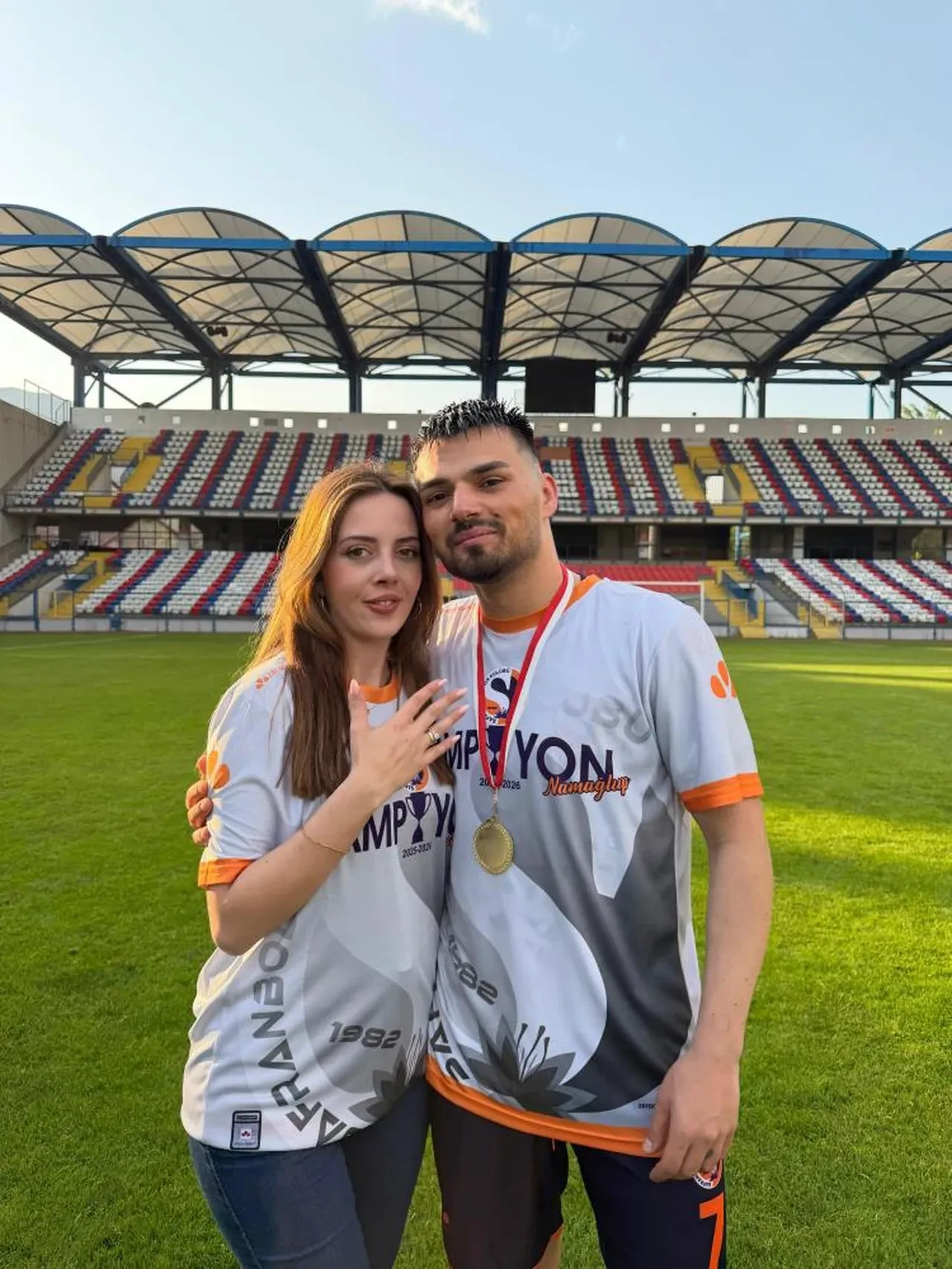 Safranboluspor'un şampiyon olduğu maça futbolcunun evlilik teklifi damga vurdu