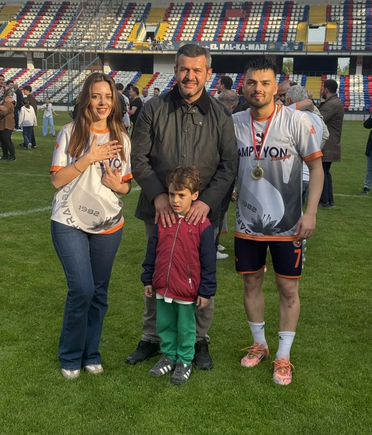 Safranboluspor'un şampiyon olduğu maça futbolcunun evlilik teklifi damga vurdu