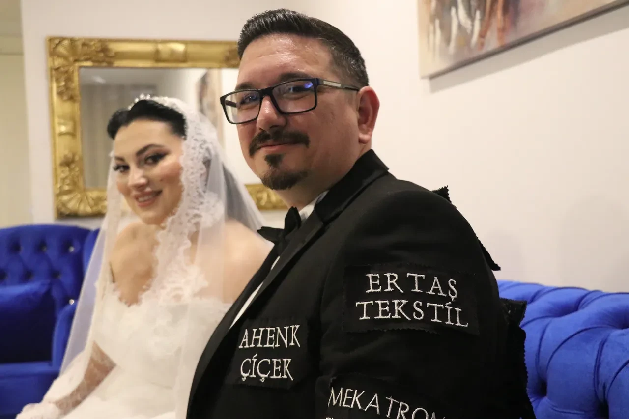Yürüyen reklam panosu! Düğün masrafını düşürmek için damatlığına sponsor doldurdu