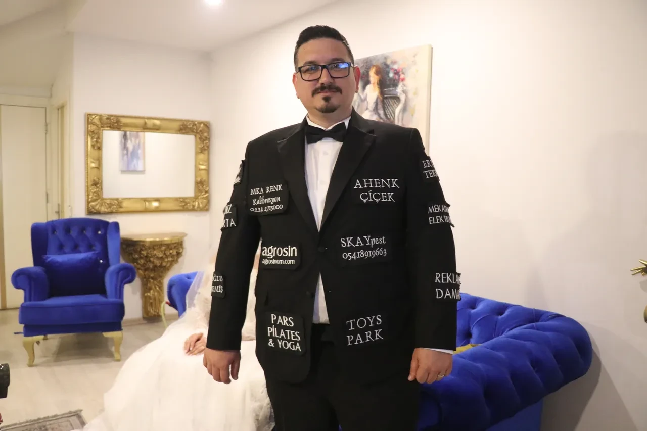Yürüyen reklam panosu! Düğün masrafını düşürmek için damatlığına sponsor doldurdu