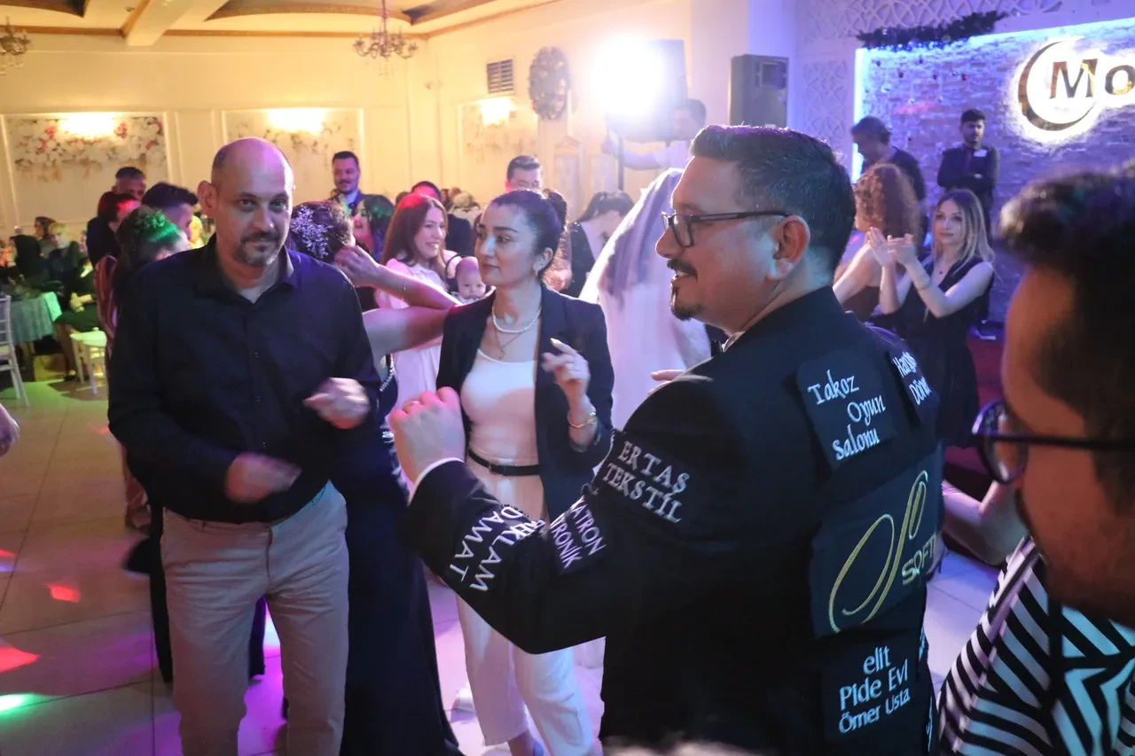 Yürüyen reklam panosu! Düğün masrafını düşürmek için damatlığına sponsor doldurdu