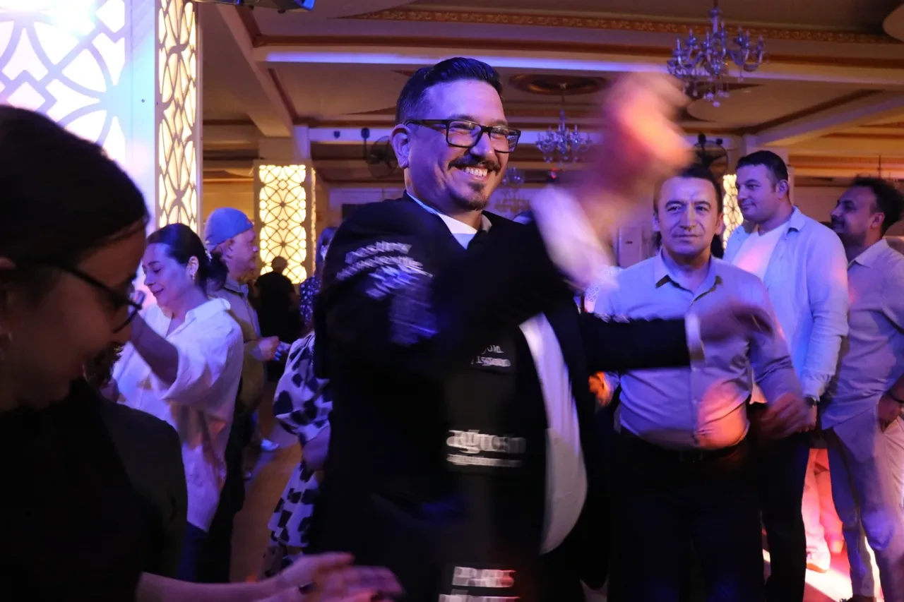 Yürüyen reklam panosu! Düğün masrafını düşürmek için damatlığına sponsor doldurdu