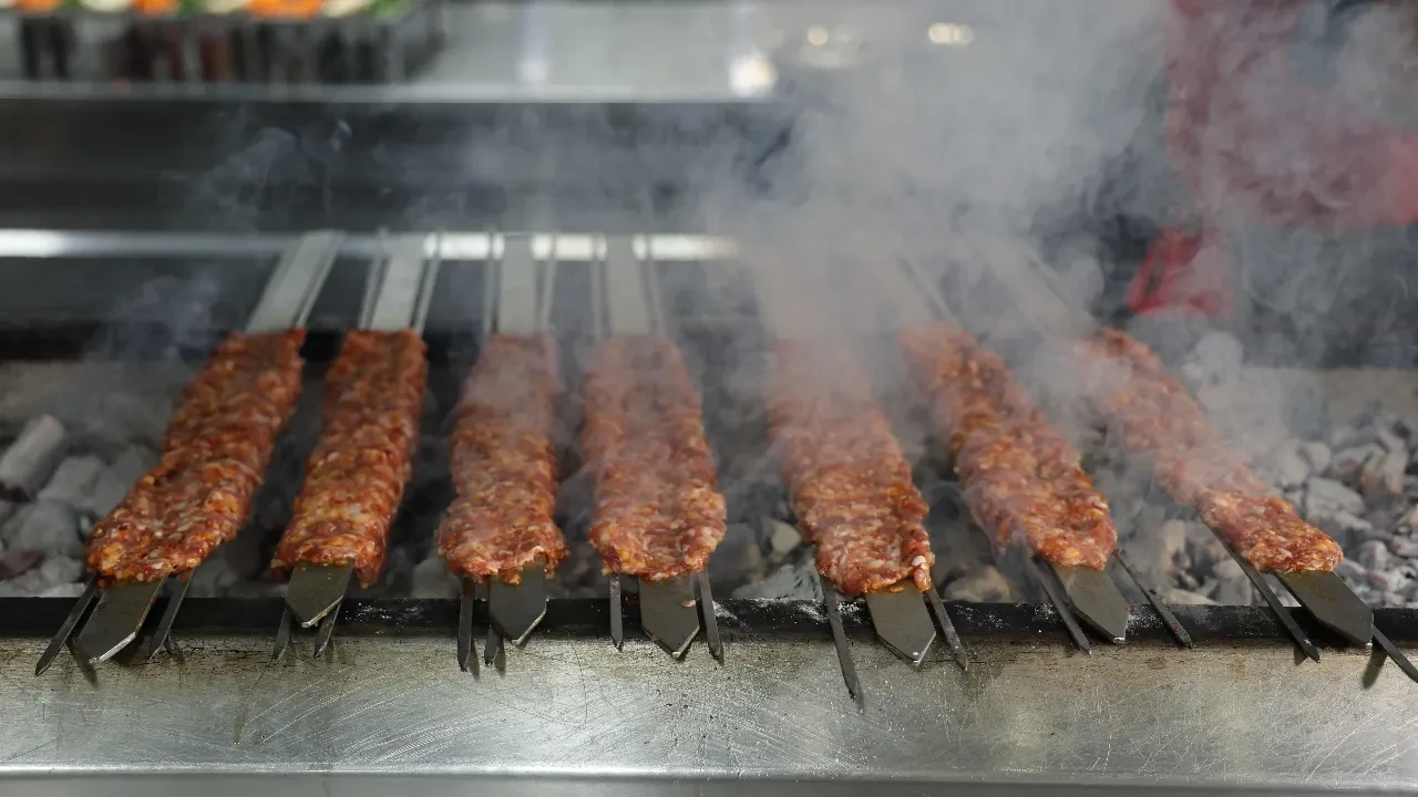 Adana kebabı yemek için bir sebep daha! Bilimsel çalışmalar kanıtladı: Salatayla yendiğinde ömrü uzatıyor