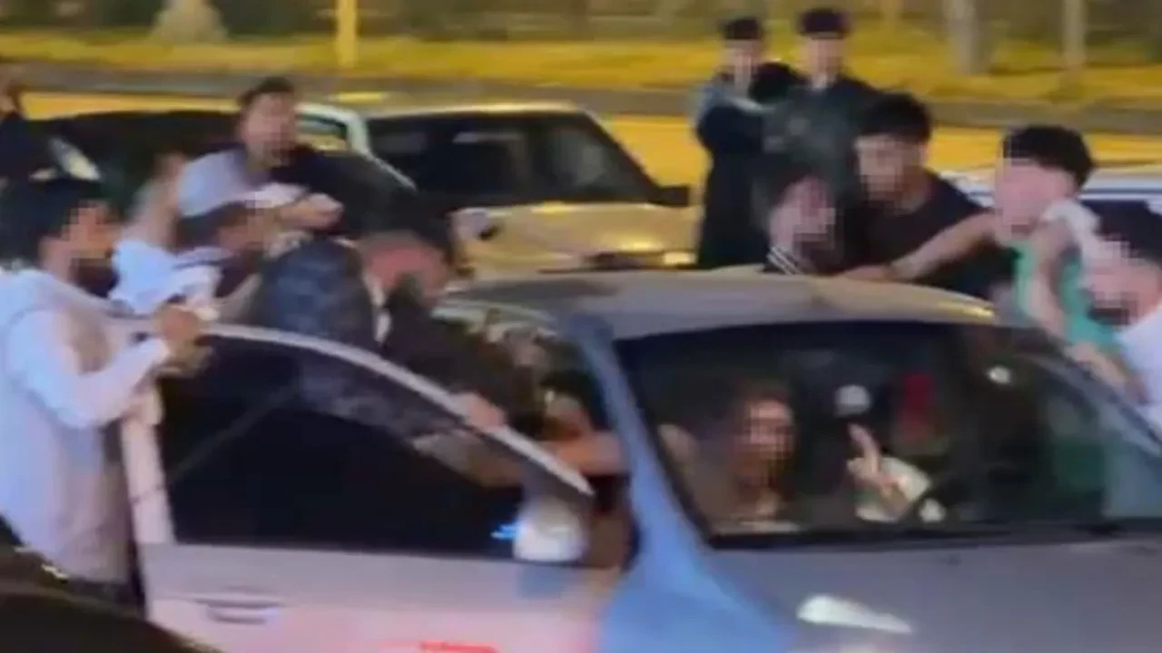 Araçta sıkıştırdıkları 2 kişiyi dakikalarca darbettiler