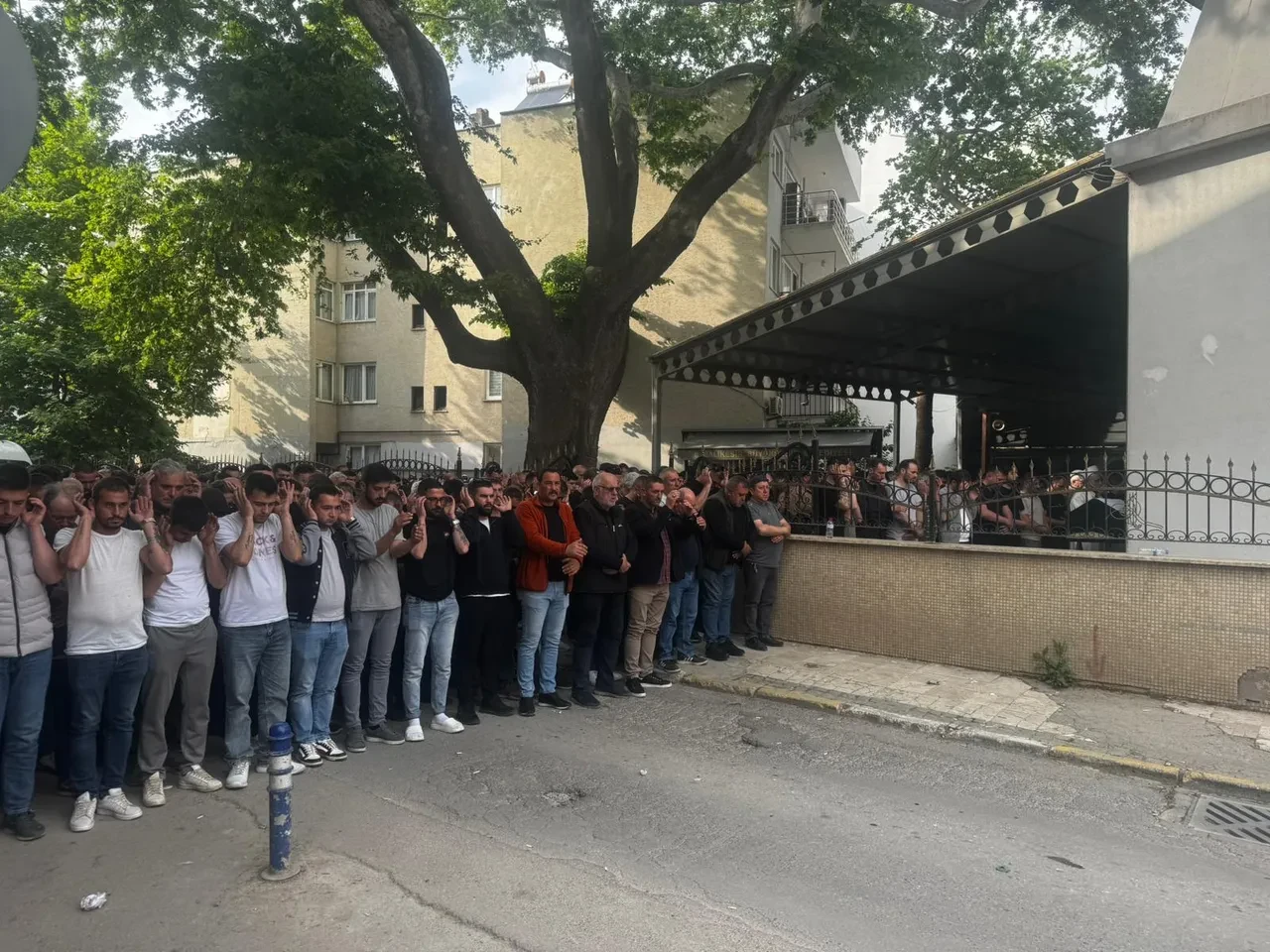 Balıkesir'de yüksek ses tartışması kötü bitti! Esnafın cenazesi çekici üstünde taşındı