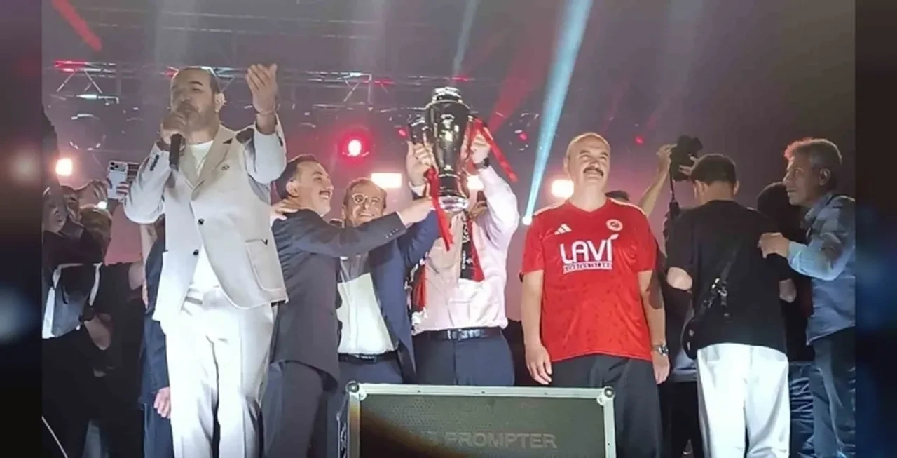 Batman Petrolspor kutlamasında Murat Boz rüzgarı! Oy Oy Batmanlım performansı sosyal medyayı salladı! 