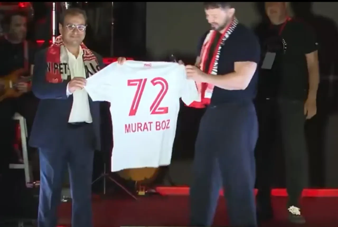 Batman Petrolspor kutlamasında Murat Boz rüzgarı! Oy Oy Batmanlım performansı sosyal medyayı salladı! 