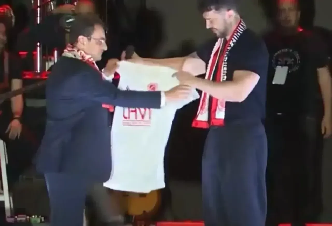 Batman Petrolspor kutlamasında Murat Boz rüzgarı! Oy Oy Batmanlım performansı sosyal medyayı salladı! 