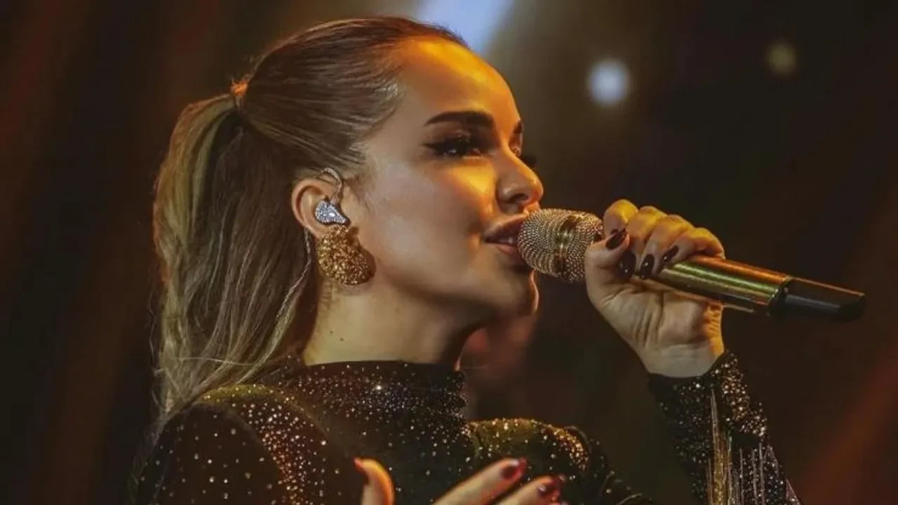 Bengü Mersin konserinde gözyaşlarını tutamadı! Sahne de üzgün dakikalar sosyal medyada gündem oldu
