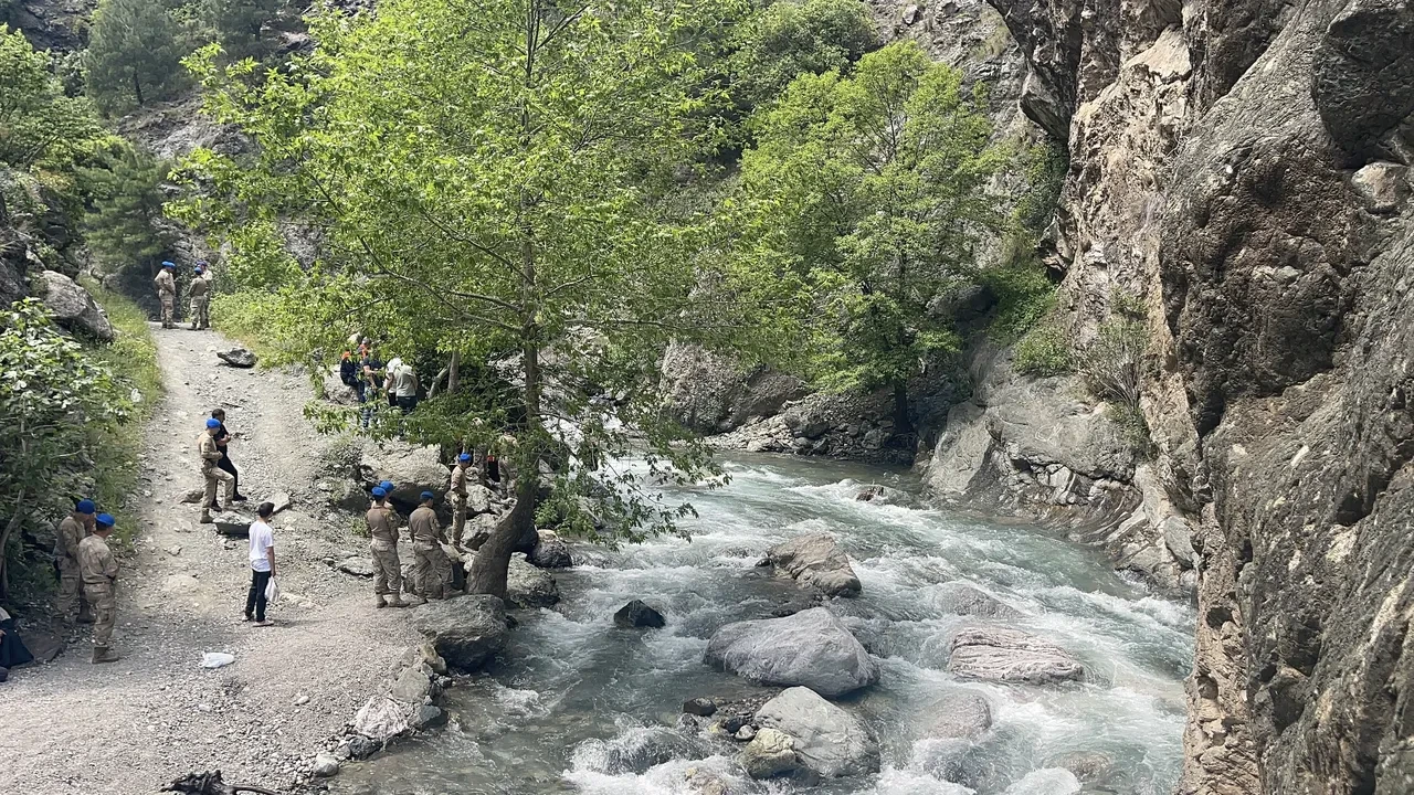 Dereye düşen 9 yaşındaki çocuktan acı haber: Cansız bedeni kütüğe sıkışmış halde bulundu