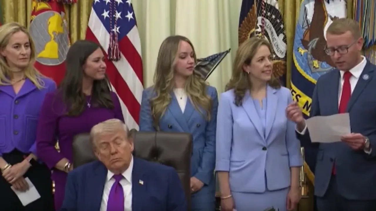 Donald Trump kameralar önünde uyukladı