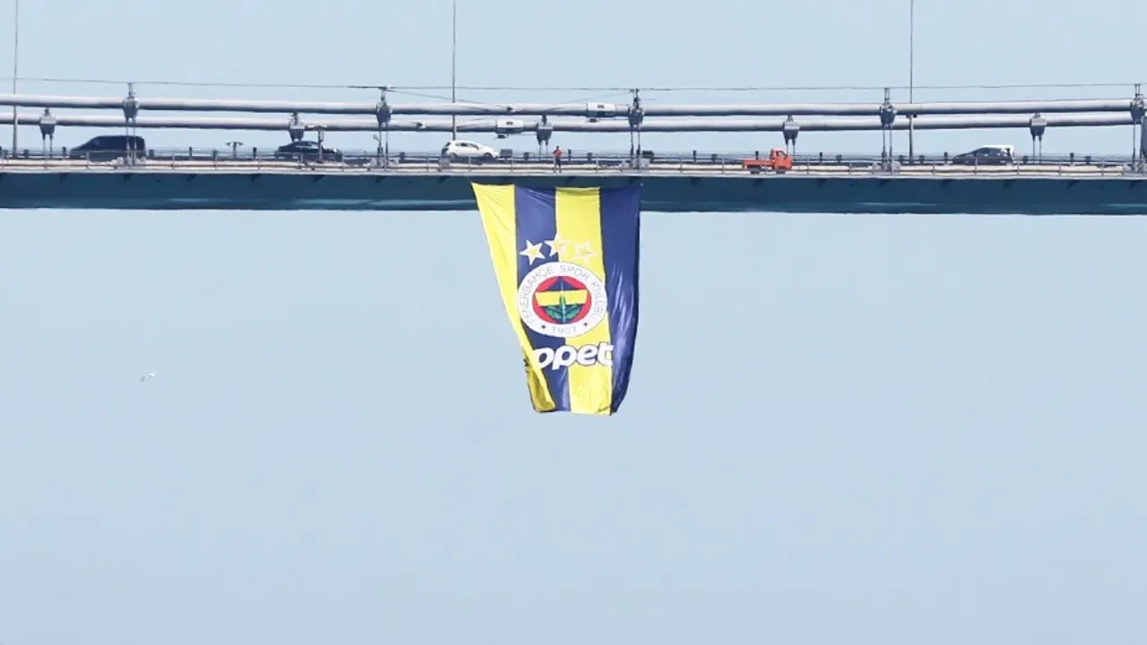 Fenerbahçe bayrakları köprülere asıldı