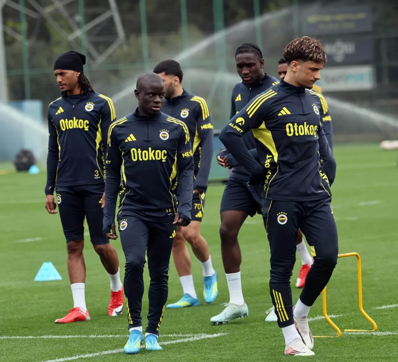 Fenerbahçe'de biletler kesildi! Yeni sezona sil baştan kadro