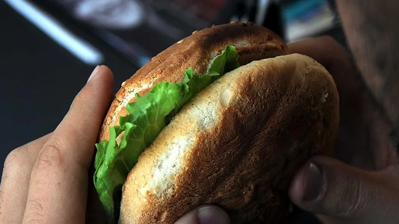 Hamburger keyfi hastanede bitti! 3 kişi zehirlendi 