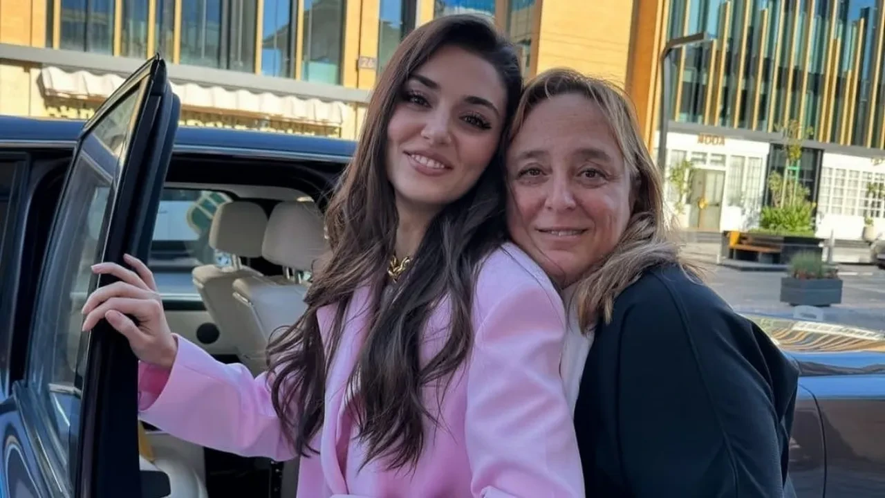 Hande Erçel Ayşe Barım’ı sildi! ID İletişim’i profilinden kaldırdı