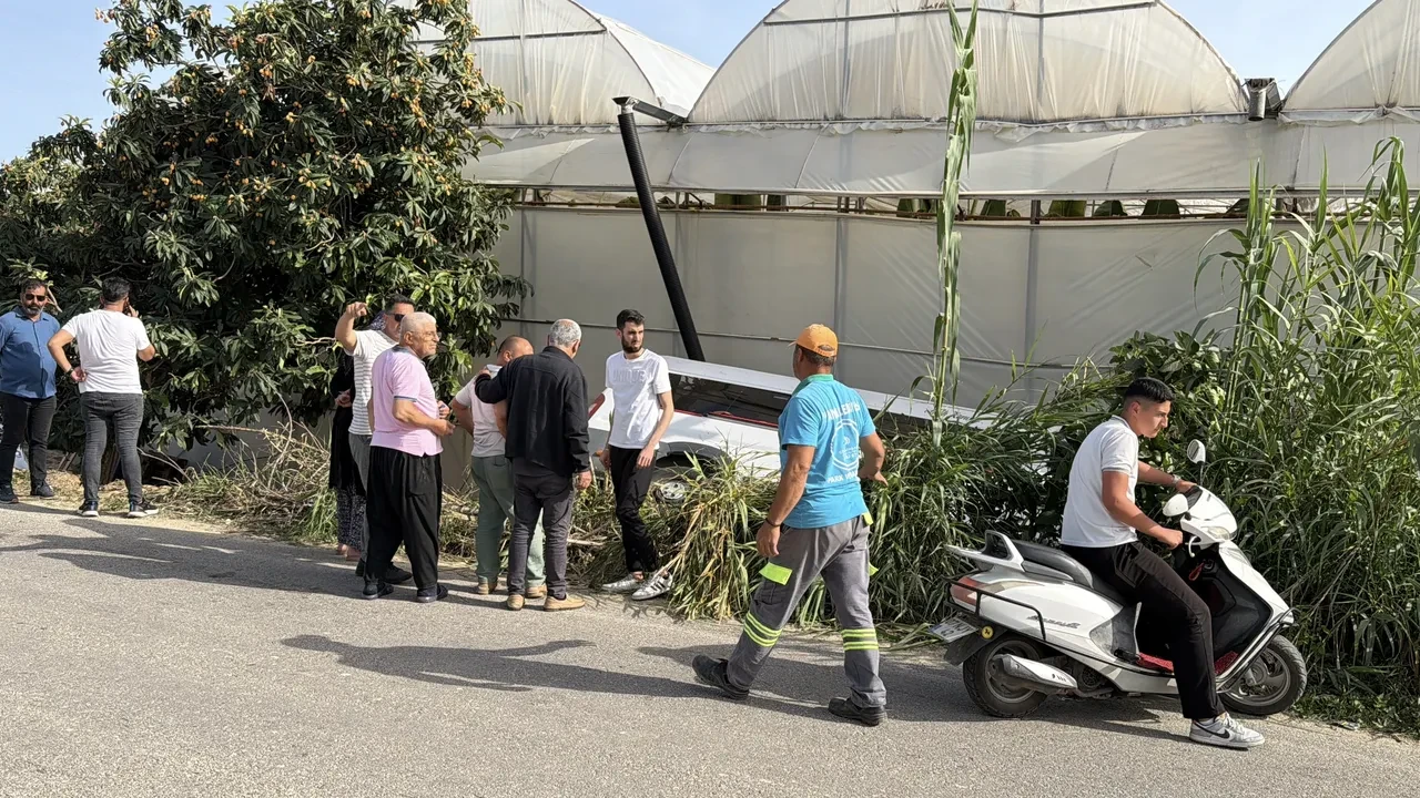 İlkokul öğrencilerini taşıyan servis devrildi! 6 öğrenci yaralandı
