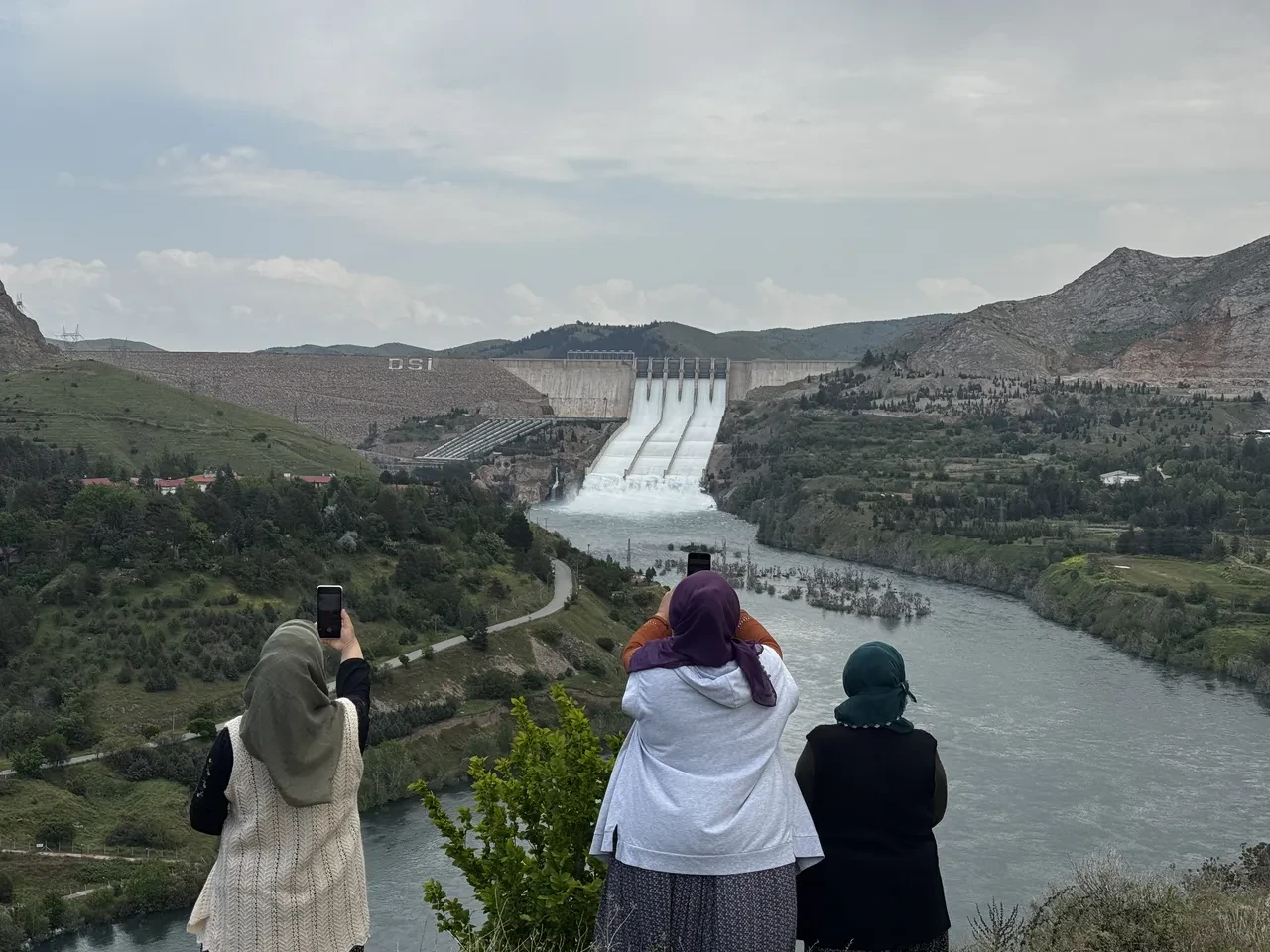 Keban Barajı’nda 7 yıl sonra bir ilk! Kapaklar açıldı, saniyede 361 metreküp su çıkışı sağlanıyor