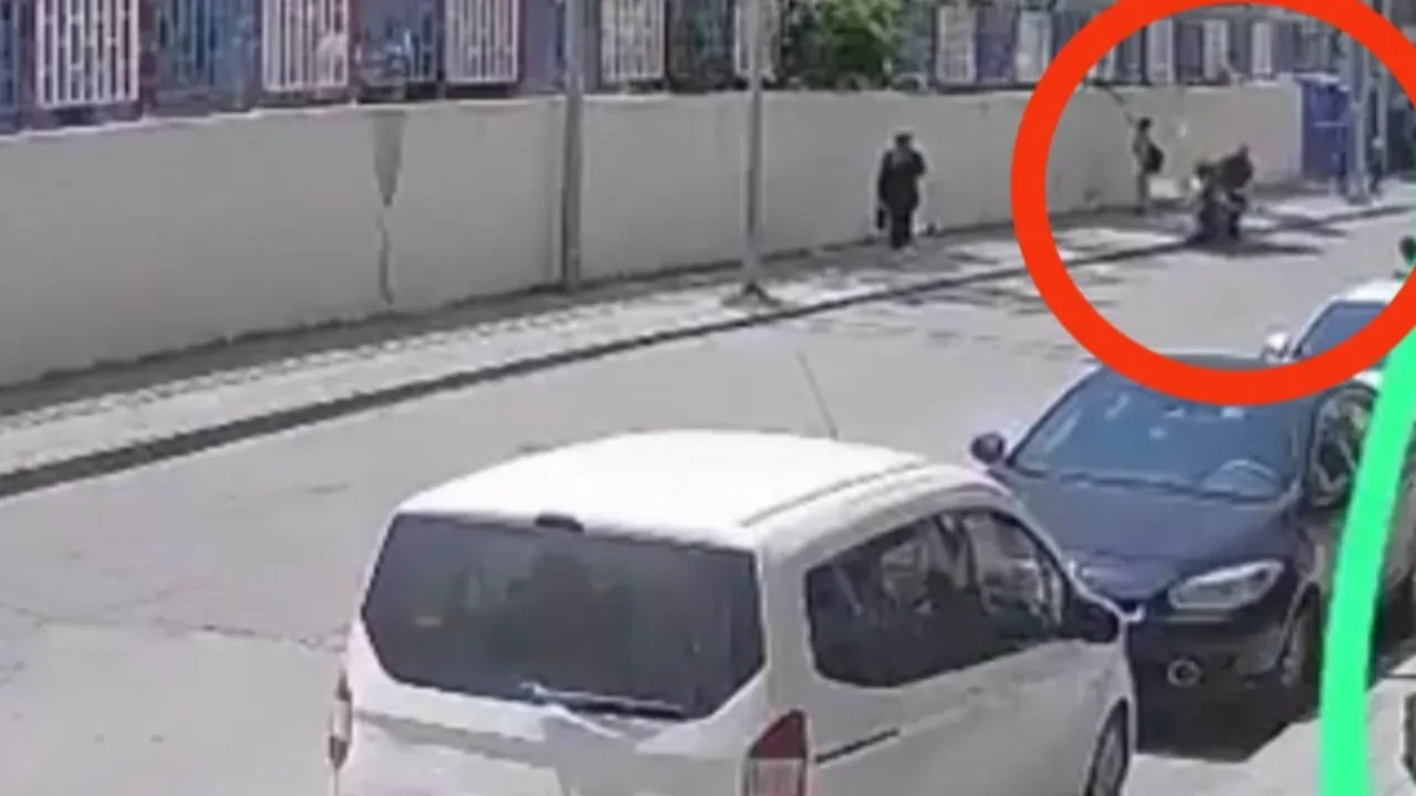 Motosikletin çarptığı küçük kız yaşam savaşı veriyor! Kaza anı kamerada 