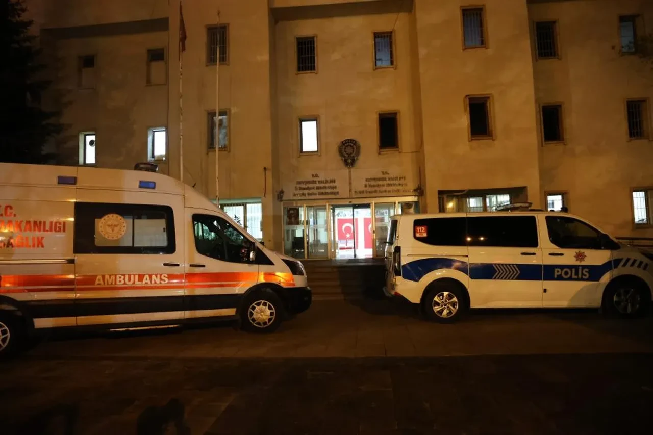 Nevşehir’de tansiyon yükseldi: Anneleri için gelen sağlık ekiplerini eve kilitlediler, gazetecilere saldırdılar