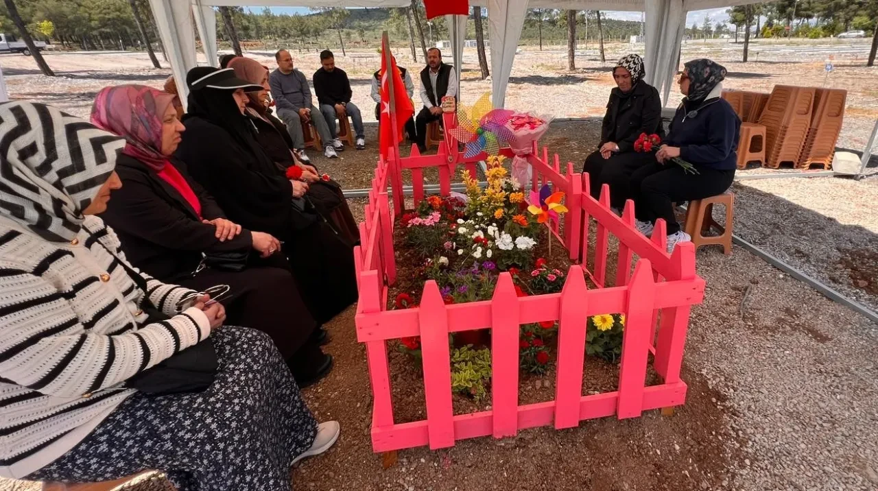 Okul saldırısında hayatını kaybeden minik Almina'nın mezarı yürek burktu
