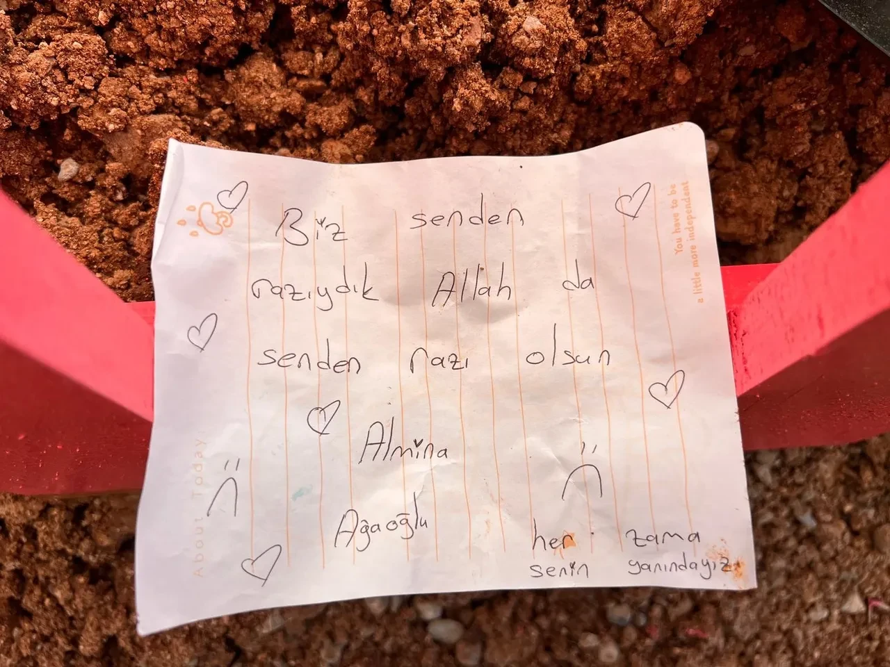 Okul saldırısında hayatını kaybeden minik Almina'nın mezarı yürek burktu