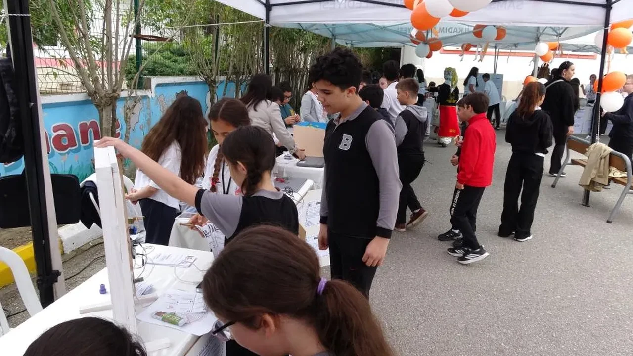 Ortaokul öğrencilerinin akıllı çöp kutusu, otonom ayrıştırma yapıyor